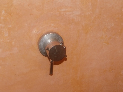 Im Unterschied zu Wandfliesen haben Tadelaktoberflächen keine Fugen, in denen sich Schimmel bilden könnte.